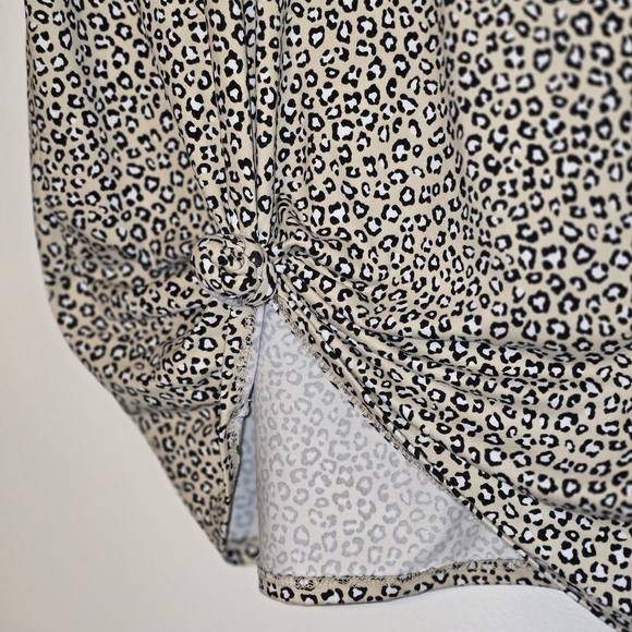 Boutique Chic Leopard Print Knot Front Blouse Size Medium - Picture 2 of 6